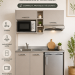 Une kitchenette élégamment aménagée avec évier, réfrigérateur et rangements