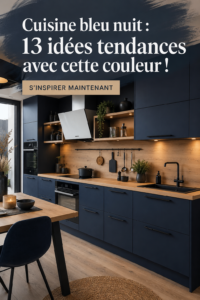 Une cuisine moderne en bleu nuit avec des accents en bois clair