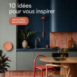 Cuisine moderne avec des éléments bleus élégants.