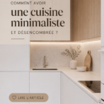 Cuisine minimaliste avec plans de travail dégagés et rangements intégrés, illustrant le désencombrement.