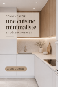 Cuisine minimaliste avec plans de travail dégagés et rangements intégrés, illustrant le désencombrement.