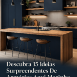 Cuisine moderne avec armoires bleu marine élégantes.