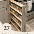 Un salon bien organisé avec des rangements pratiques et esthétiques.