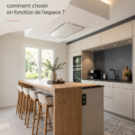 Un espace moderne avec un îlot central accueillant et un bar stylé.