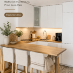Cuisine ouverte petite et moderne à Paris avec des meubles astucieux.