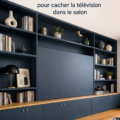 Un salon moderne avec une télévision dissimulée derrière un meuble élégant.