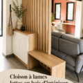 Cloison en bois claustra Lattis intégrée dans un salon moderne