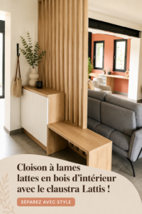 Cloison en bois claustra Lattis intégrée dans un salon moderne