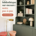 Une bibliothèque sur-mesure en bois dans un salon moderne