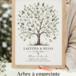 Un arbre à empreintes personnalisé en décor de mariage avec des empreintes de doigts colorées.