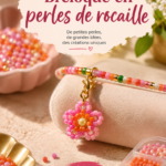 Breloques colorées en perles de rocaille exposées sur une table