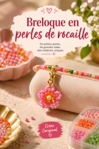Breloques colorées en perles de rocaille exposées sur une table