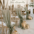 Ambiance apaisante et chic d'un mariage inspiré des sages et oliviers, avec des éléments décoratifs naturels.