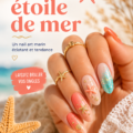 Manucure inspirée des étoiles de mer avec des designs bleu et sable.