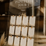 Papeterie de mariage avec invitations et menus élégants sur une table en bois.