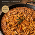 Un plat d'arroz meloso savoureux avec des morceaux de secret ibérique