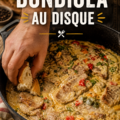Un plat de bondiola au disco servi dans un environnement convivial, mettant en avant les couleurs appétissantes de la viande.