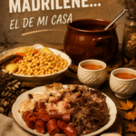 Plat de cocido madrilène servi dans un grand bol, garnie de légumes et de viandes.
