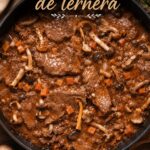 Un plat de fricandó de ternera bien présenté avec des légumes