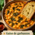 Un plat de guiso de pois chiches et épinards, coloré et appétissant.