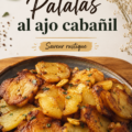 Patatas al ajo cabañil servies dans un plat traditionnel, avec une garniture de persil frais.