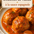 Plat d'albóndigas en sauce espagnole servies dans un bol en céramique