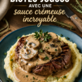 Bistéc juteux servi avec une sauce crémeuse sur une assiette
