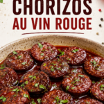 Un plat de chorizos au vin rouge sur une table familiale chaleureuse