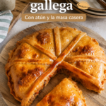 Empanadas maison dorées, garnies de thon et prêtes à être dégustées.