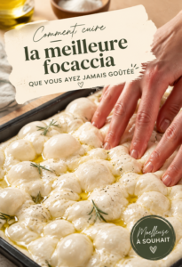 Une focaccia dorée et moelleuse sortie du four, prête à être dégustée.