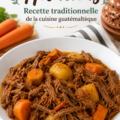 Un plat de Hilachas traditionnel guatémaltèque avec des garnitures colorées.