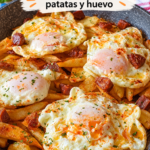 Un plat de huevos cabreados savoureux avec pommes de terre dorées et œufs aux œufs doux.