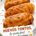Huevos tontos garnis prêts à être dégustés dans une assiette colorée.