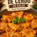 Manitas de cerdo en salsa servies dans un plat traditionnel