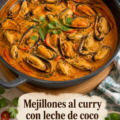 Moules au curry et lait de coco présentées sur une assiette avec des herbes fraîches.