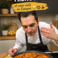 Recette de paëlla aux fruits de mer garnie de légumes colorés et présentée dans une poêle traditionnelle.