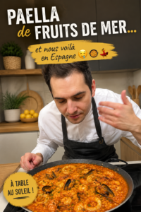 Recette de paëlla aux fruits de mer garnie de légumes colorés et présentée dans une poêle traditionnelle.