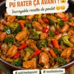 Un plat de poulet doré accompagné de légumes colorés sur une table familiale.