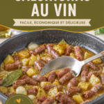 Une assiette de salchichas au vin servie avec des accompagnements
