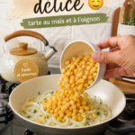 Tarte au maïs et à l'oignon fraîchement cuite, parfaite pour un repas familial.