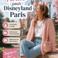 Tenue vintage chic pour une visite à Disneyland Paris, avec une mère et ses enfants en arrière-plan