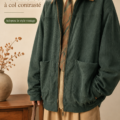 Veste vintage en corduroy de couleur contrastante sur un fond neutre