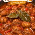 Des albondigas en sauce douce servies dans une assiette familiale