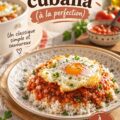 Assiette d'arroz a la cubana avec un œuf au plat et sauce tomate