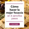 Focaccia maison, dorée et croustillante, sortie du four.