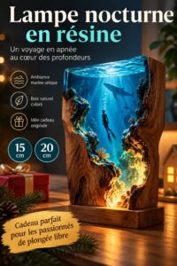 Lampe nocturne en résine sur une table avec une ambiance marine.