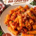 Plat de macarrones au chorizo sur table en bois, prêt à être dégusté.