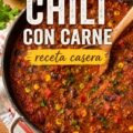 Un plat de chili con carne fait maison, prêt à être dégusté, décoré d'herbes fraîches.