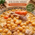 Cocido espagnol traditionnel dans un plat de service, enrichi de légumes et viandes variées.