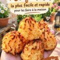 Une assiette de coquitos faits maison, moelleux et dorés, prêts à être dégustés.